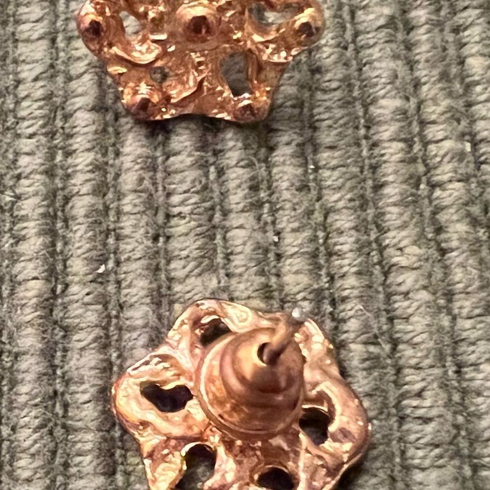 4 pair of gold colored vintage earrings shell star flower swirls gently used - Picture 7 of 10